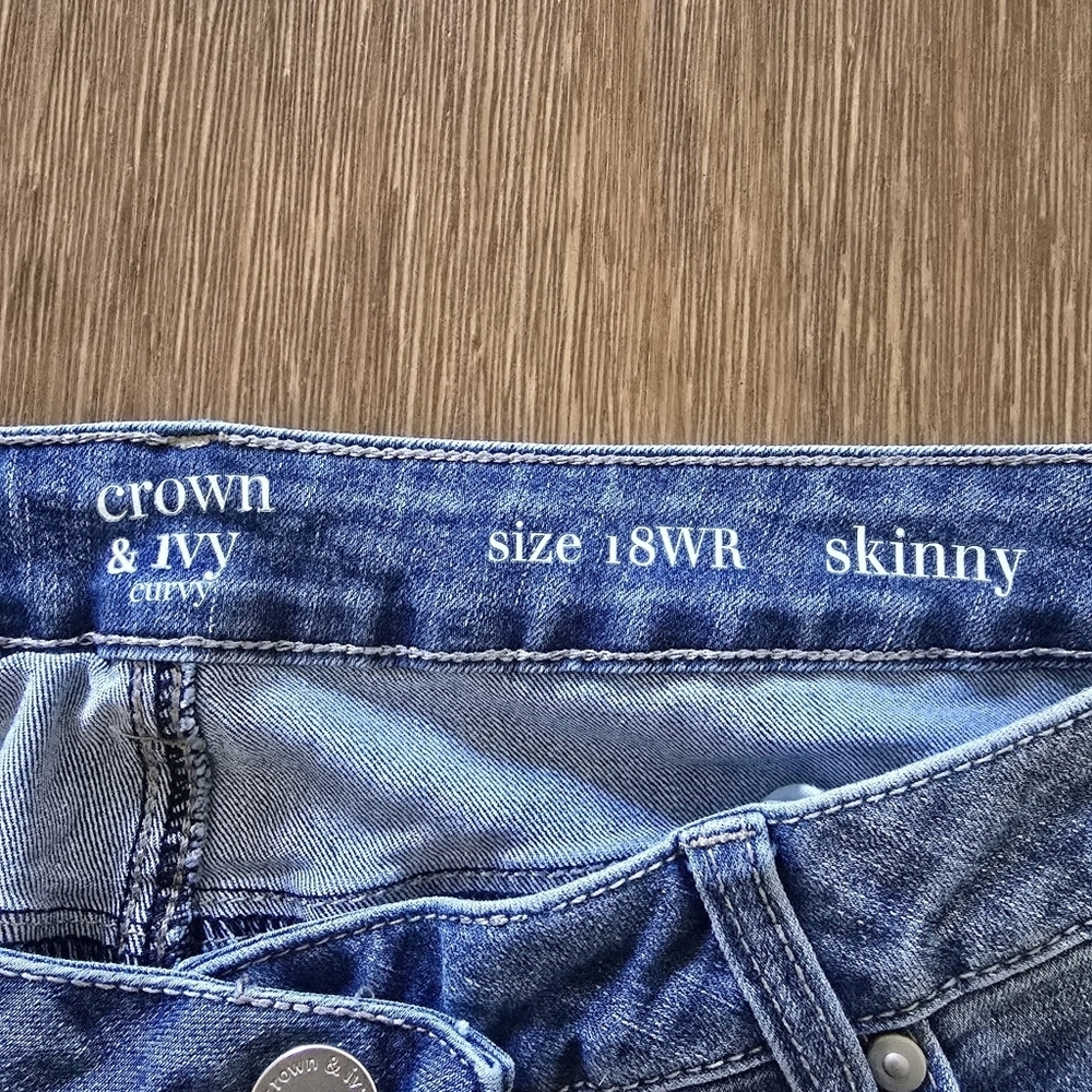 Crown and ivy Capri jeans - Picture 3 of 3
